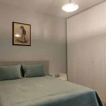 Bright & Spacious 2 Bedroom Flat Apartment *