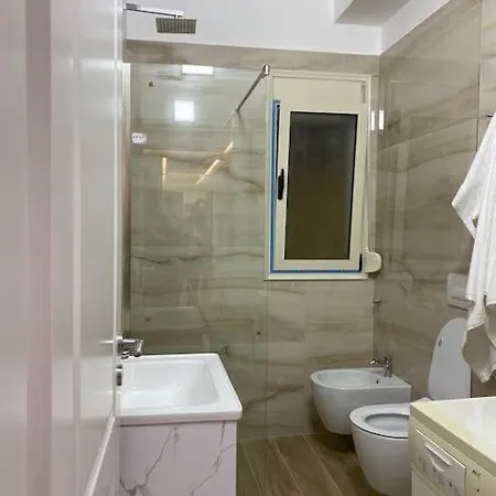 Bright & Spacious 2 Bedroom Flat *