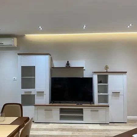 Bright & Spacious 2 Bedroom Flat * Vlore
