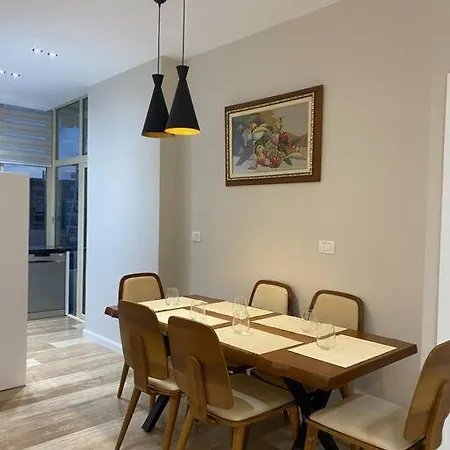 Bright & Spacious 2 Bedroom Flat