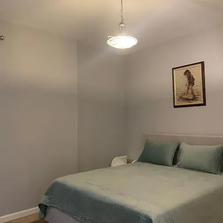 Bright & Spacious 2 Bedroom Flat *
